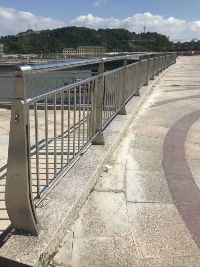 市政護欄廠家聯(lián)系方式 市政護欄廠家聯(lián)系方式